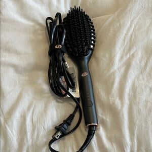 NWOT T3 Edge Heated Smoothing & Styling Brush